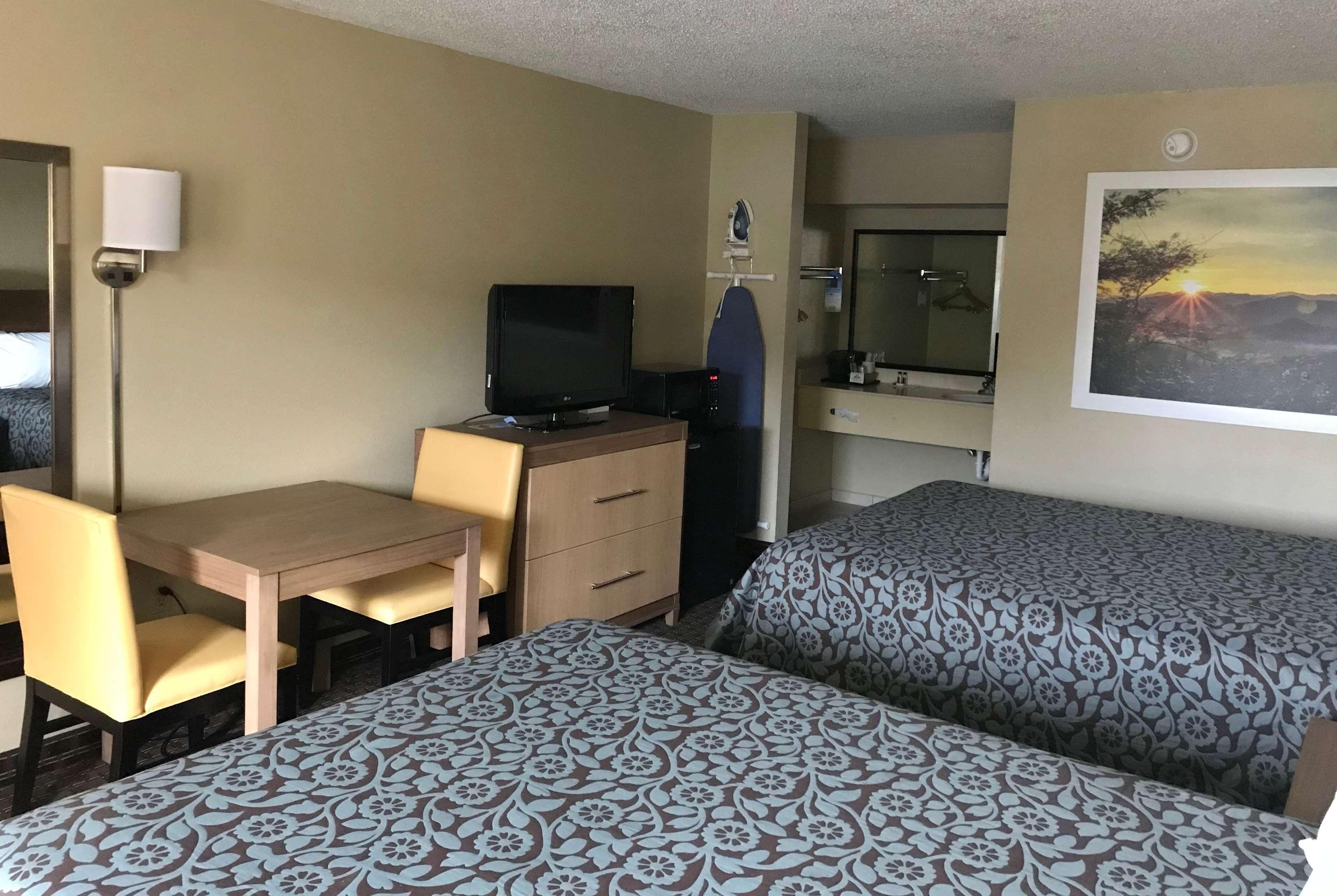 Days Inn By Wyndham Lexington-Columbia Esterno foto